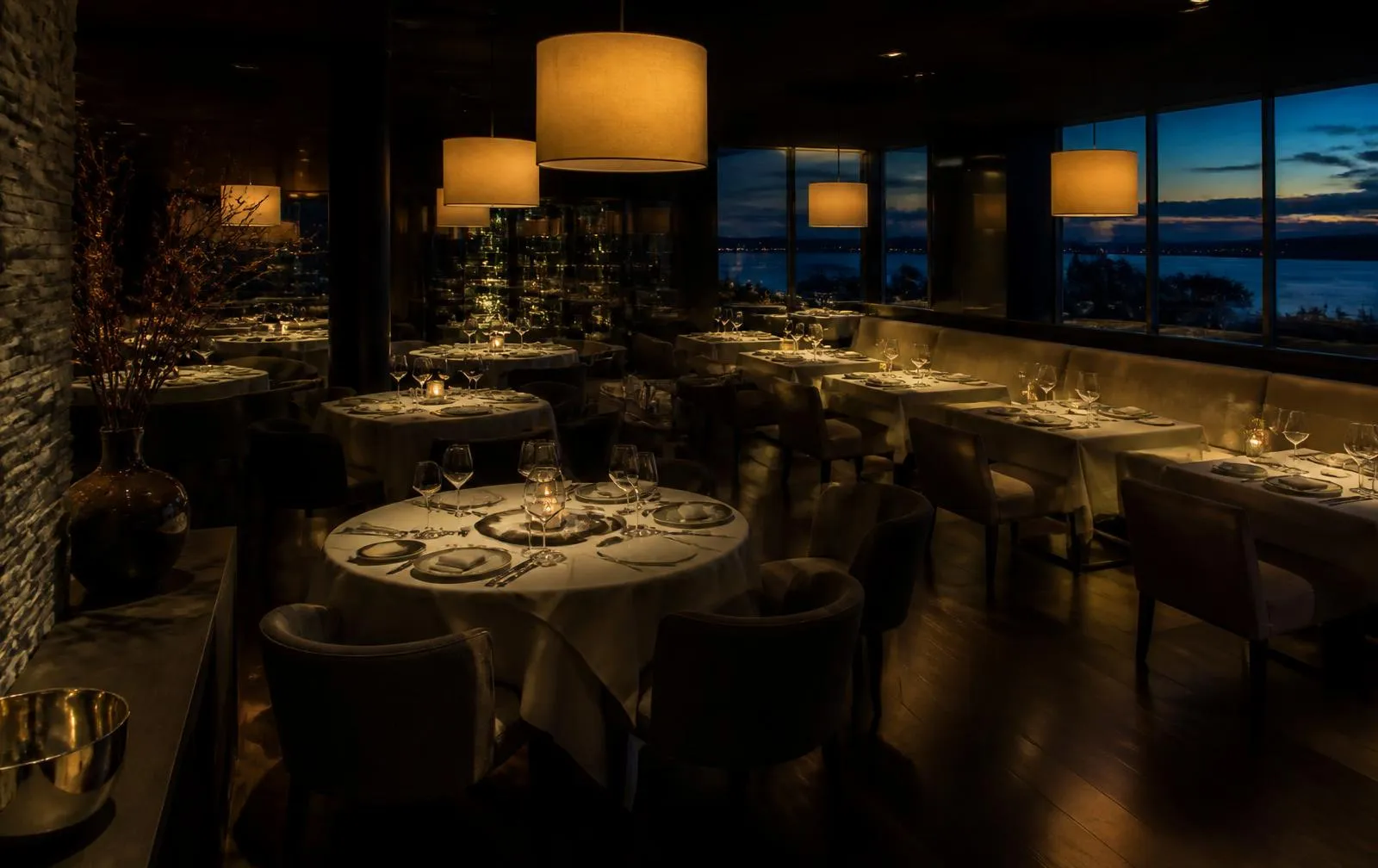 Salón de restaurante de alta gama iluminado al atardecer